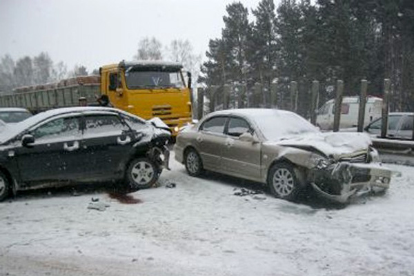 В трех массовых ДТП на Тюменском тракте столкнулись более 40 автомобилей. Фото