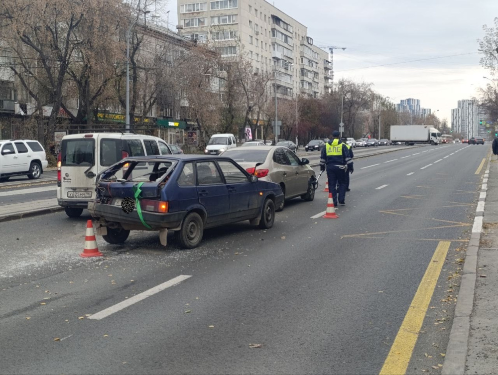 В Екатеринбурге в ДТП пострадала 16-летняя пассажирка  | 16-летняя девушка пострадала в ДТП в Екатеринбурге 