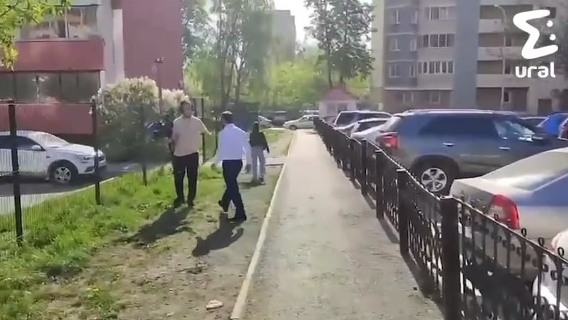 Мигрант напал на журналистов, снимавших сюжет про нелегалов  | В Екатеринбурге мигрант напал на журналистов 