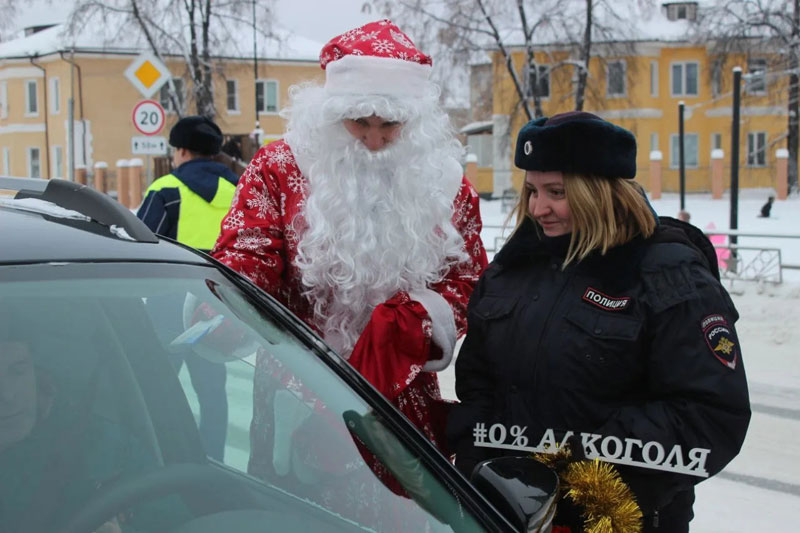 Всероссийская акция «Полицейский Дед Мороз» проходит в Свердловской области | В Свердловской области проходит акция «Полицейский Дед Мороз» Всероссийская акция «Полицейский Дед Мороз» проходит в Свердловской области | В Свердловской области проходит акция «Полицейский Дед Мороз»