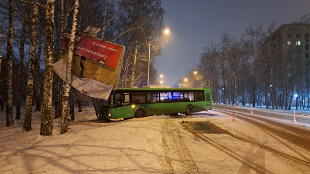 В Тюмени столкнулись автобусы, пострадали четыре пассажира  | Два автобуса столкнулись в Тюмени, есть пострадавшие