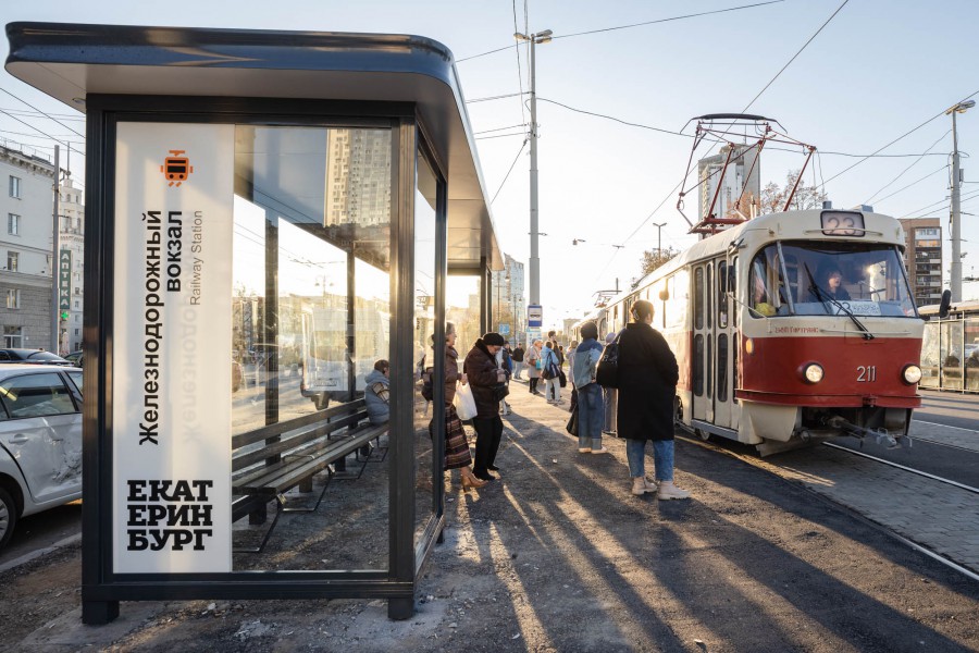 В Екатеринбурге установили первые семиметровые остановки   | Первые семиметровые остановки установлены в Екатеринбурге 