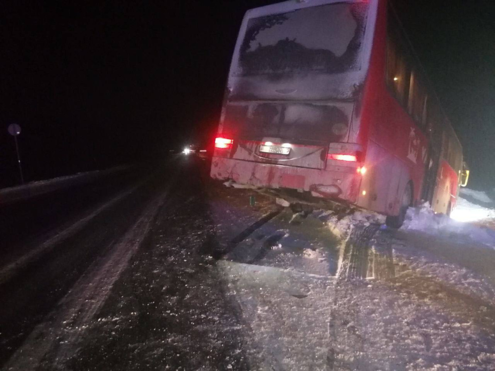 На трассе Тюмень — Ханты-Мансийск мужчина и женщина погибли после столкновения автобуса и «Лады Гранты» | Под Тюменью автобус и «Лада» столкнулись на трассе — двое погибли