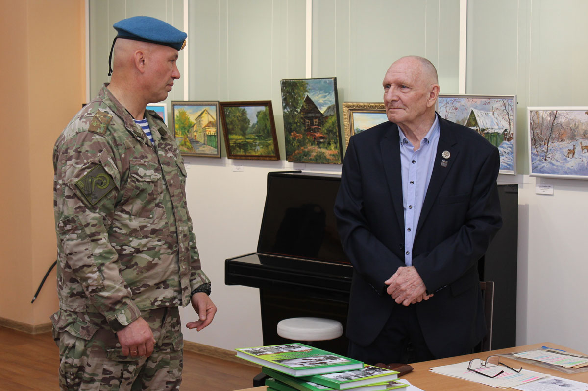 В Каменске-Уральском представили книгу о героях фронта, тыла и спорта | Вышла книга о героях Каменска-Уральского