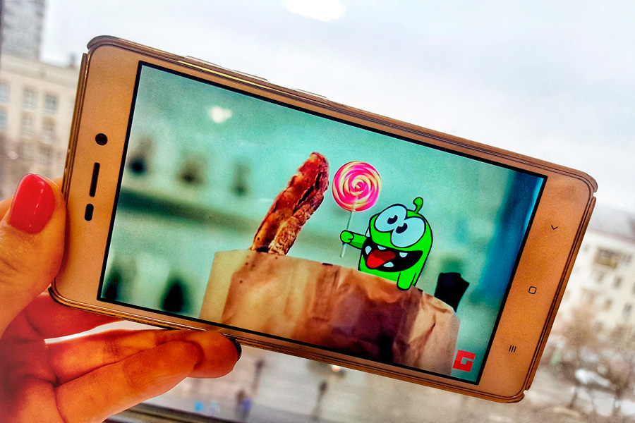 Чем занят смартфон уральцев с утра до вечера