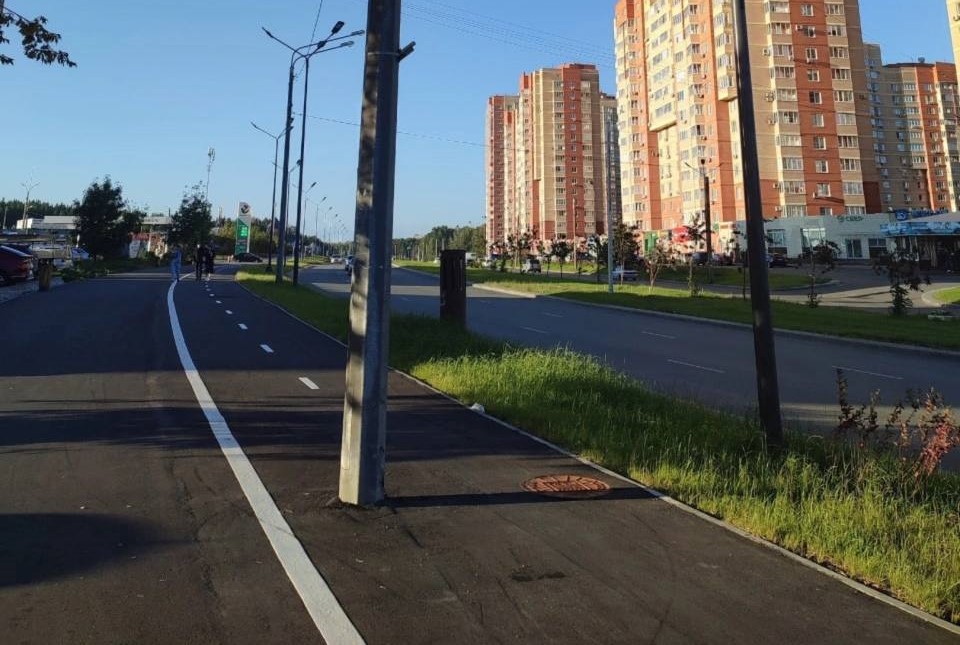 Лучше не разгоняться! В Челябинске посреди велодорожки установили столб | Челябинцы жалуются на рабочих, установивших столб посреди велодорожки