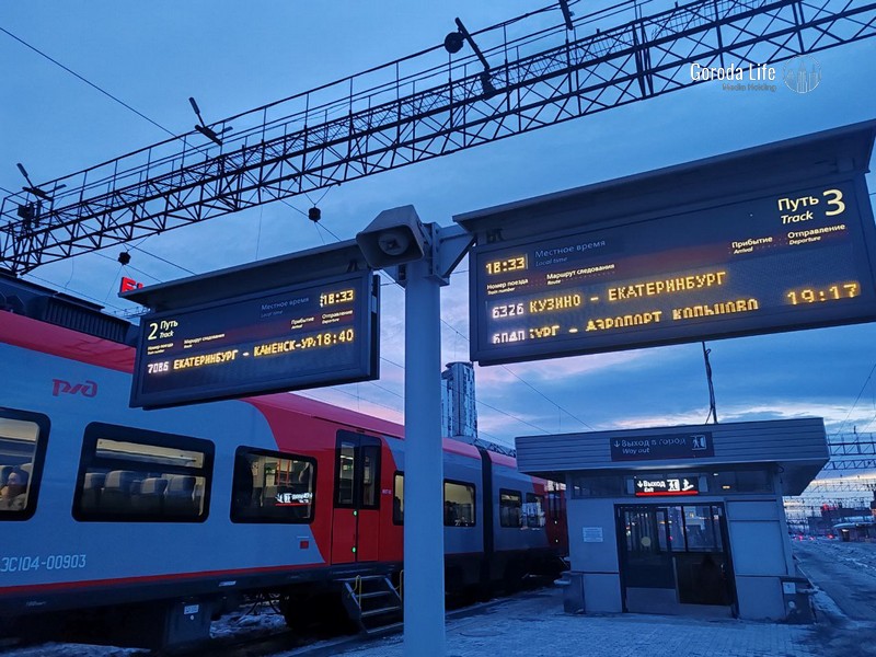 В Екатеринбурге обстреляли электричку. Пассажирам пришлось лечь на пол