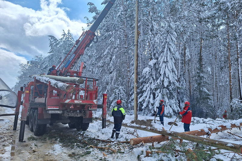 Восстановление электроснабжения после аномальной погоды: успехи энергетиков "Россети Урал" | Свет вернулся в дома еще нескольких населенных пунктов Свердловской области