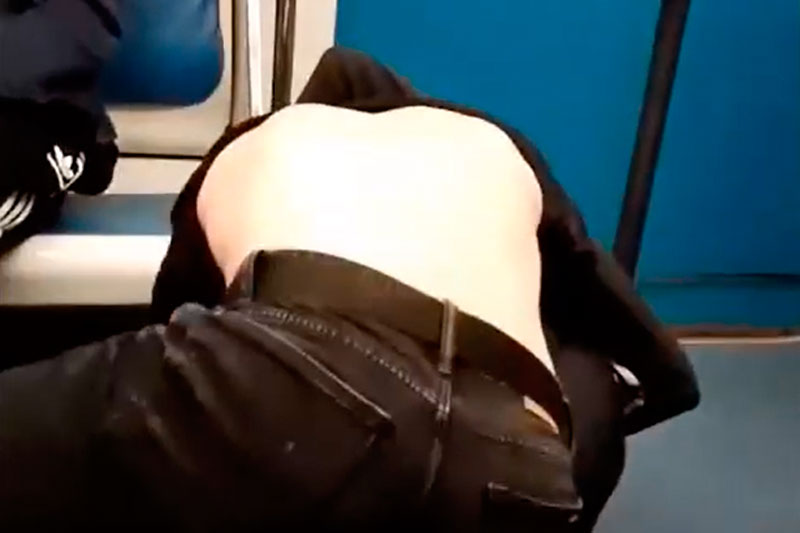 "Девушка начала материться, а парни не смогли пройти мимо". После «Ночи музыки» в вагоне метро подрались молодые люди | В метро Екатеринбурга после «Ночи музыки» произошла драка