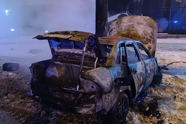 Ночью в Екатеринбурге после столкновения с электроопорой загорелась Лада. 2 человека пострадали