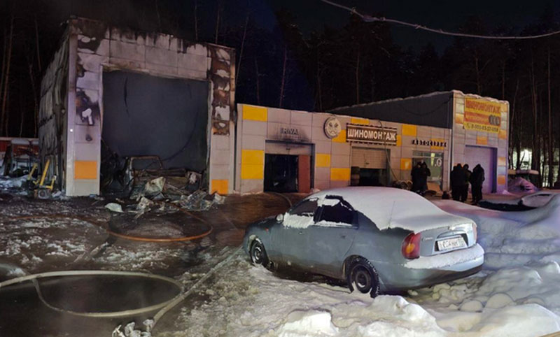 Дорогие внедорожники сгорели в автосервисе Екатеринбурга | В Екатеринбурге произошёл пожар в автосервисе на Черняховского
