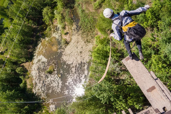 Под Нижним Тагилом турист сломал позвоночник, прыгнув с тарзанки Под Нижним Тагилом турист сломал позвоночник, прыгнув с тарзанки