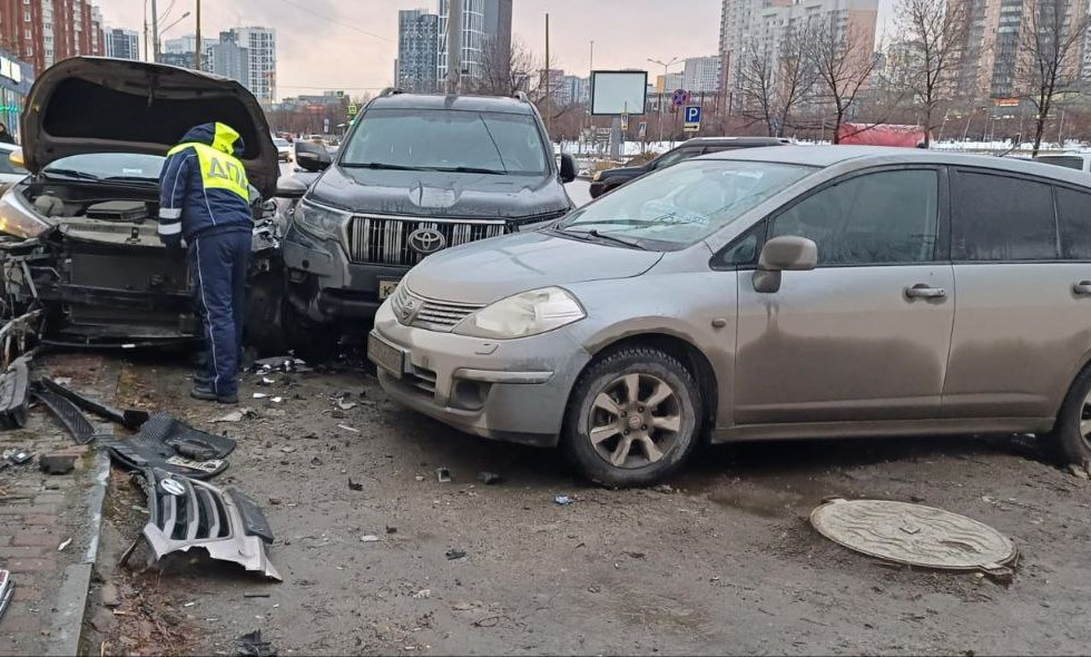 Погиб за рулём — в Екатеринбурге машина врезалась в припаркованные автомобили | В Екатеринбурге неуправляемая машина протаранила автомобили на парковке Погиб за рулём — в Екатеринбурге машина врезалась в припаркованные автомобили | В Екатеринбурге неуправляемая машина протаранила автомобили на парковке