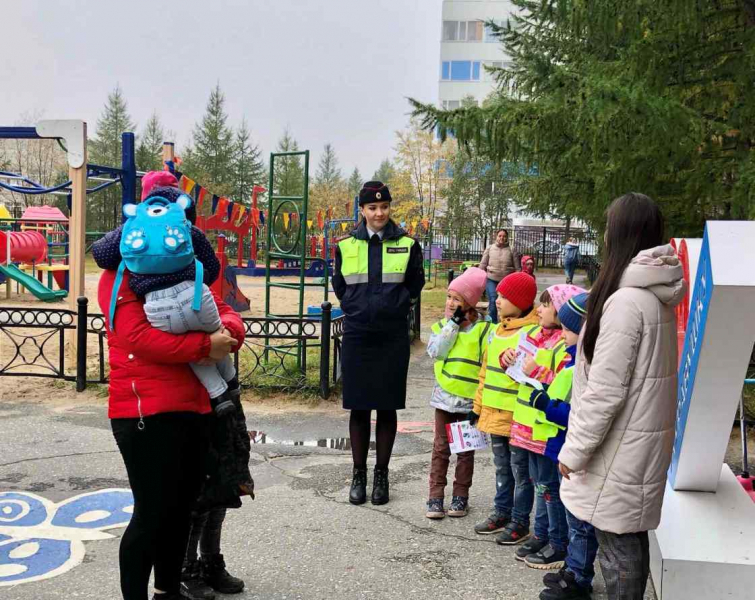 Новоуренгойские автоинспекторы провели акцию «Автокресло детям»