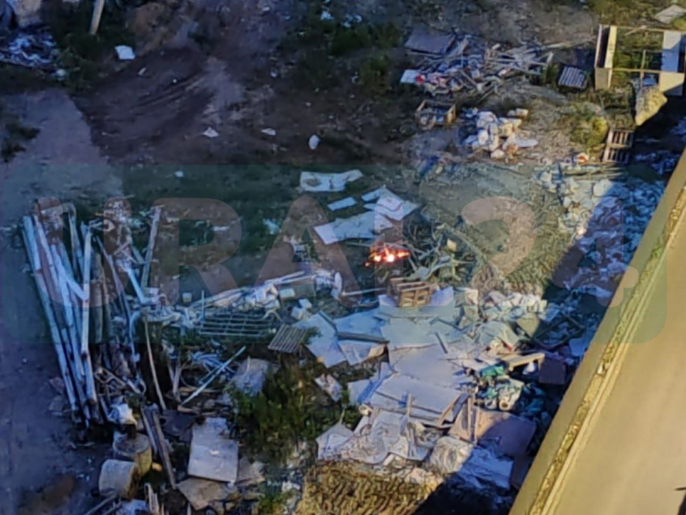 «Был громкий хлопок». Уральцев напугал огненный столб. Видео | Жители Екатеринбурга сообщают о ночных хлопках и столбе огня