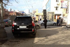 Екатеринбуржцы поймали машину ректора УрГЭУ на автохамстве Екатеринбуржцы поймали машину ректора УрГЭУ на автохамстве