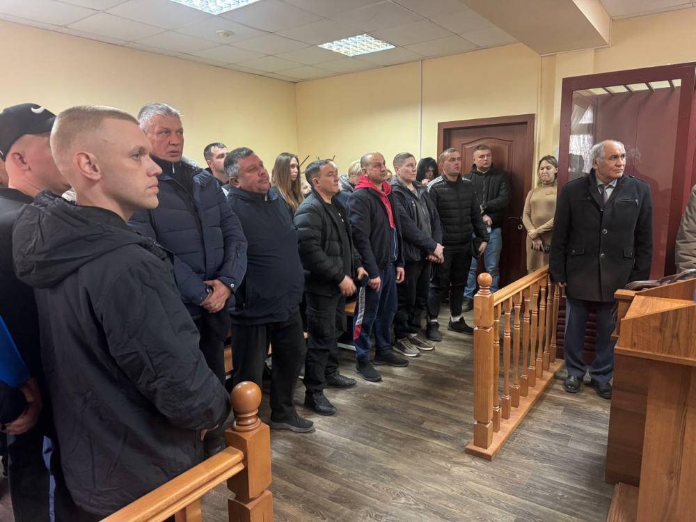 16 уральцев наказаны в Екатеринбурге за хищения нефтепродуктов  | Суд наказал 16 уральцев за хищения нефтепродуктов на 2,8 млн рублей 