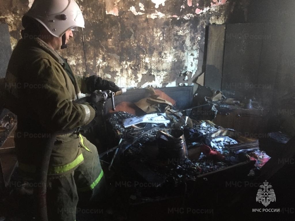 В Екатеринбурге огонь охватил два дома и быстро распространился В Екатеринбурге огонь охватил два дома и быстро распространился