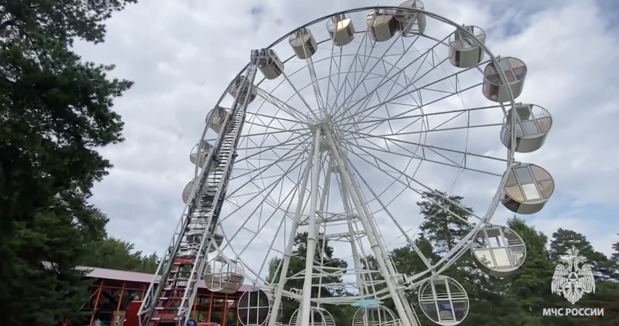 В Челябинске с «Колеса обозрения» эвакуированы 13 человек. Видео