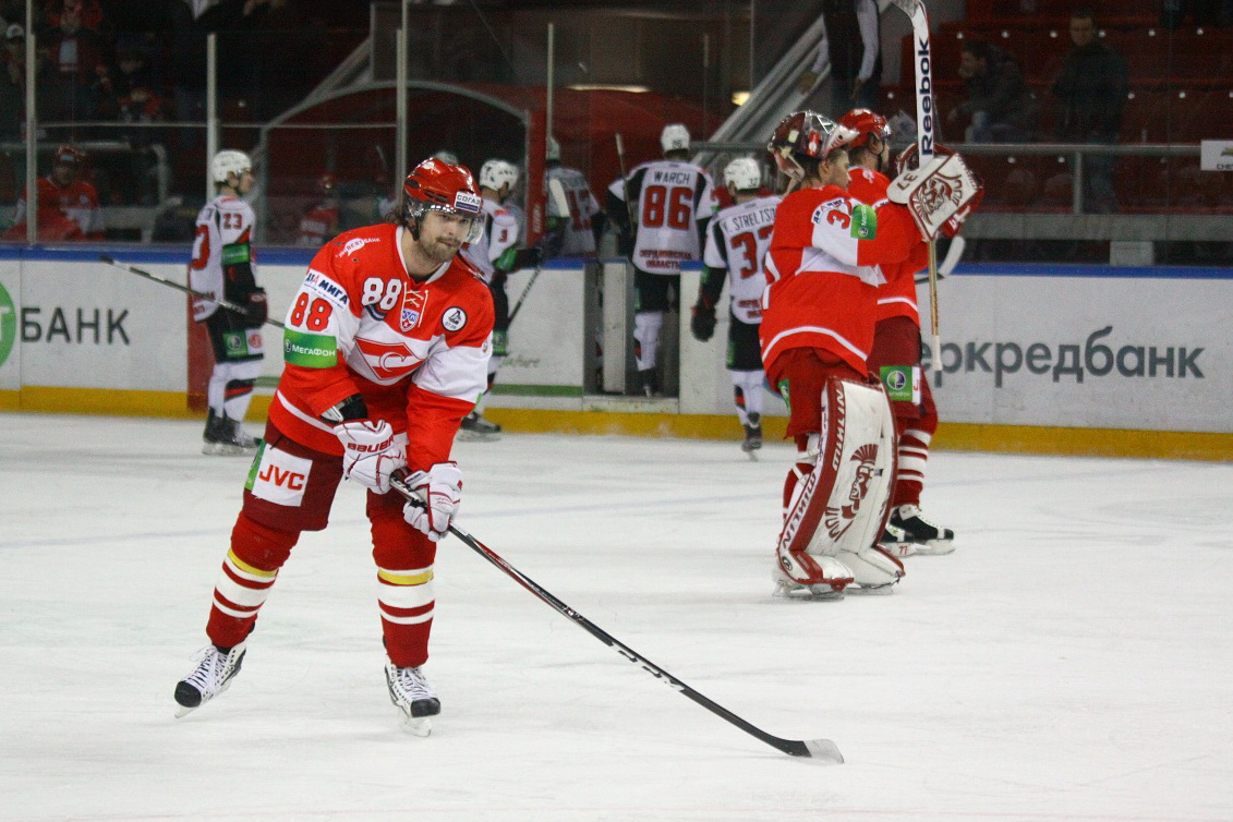 ХК "Автомобилист" уступил "Нефтехимику"