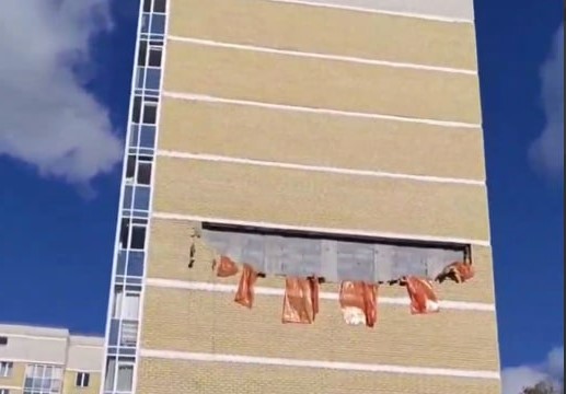 В Академическом районе Екатеринбурга обрушилась часть фасада высотки  | В Екатеринбурге на шестом этаже многоэтажки обвалилась часть фасада