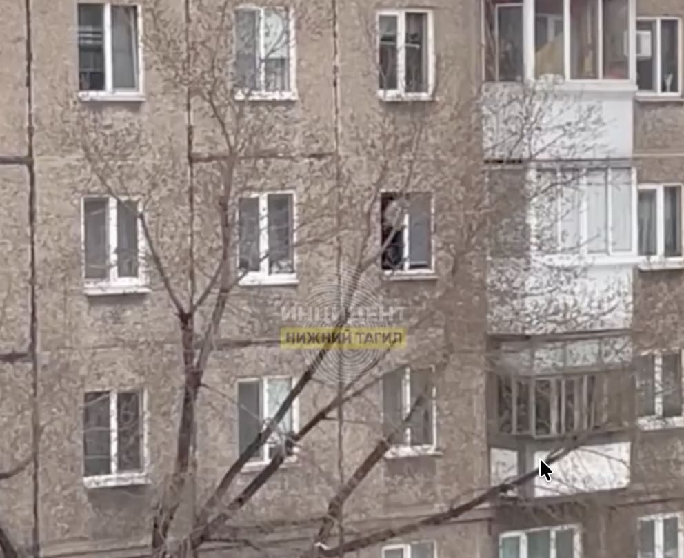 Ребёнок балансировал на подоконнике третьего этажа на улице Металлургов в Нижнем Тагиле | Мальчик на подоконнике третьего этажа: опасная ситуация в Нижнем Тагиле