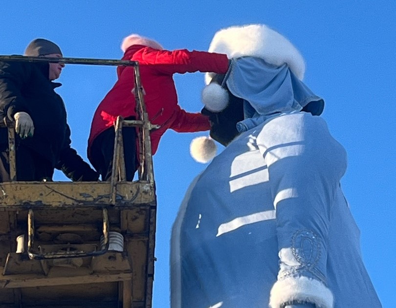 Памятники Ленину и Екатерине II в Ирбите переодели в Деда Мороза и Снегурочку  | В Ирбите памятники Ленину и Екатерине Великой переодели к Новому году 