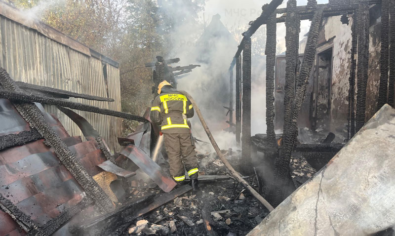 Пожар под Нижним Тагилом: огонь уничтожил дом и постройки | Пожар под Нижним Тагилом: уничтожен дом и постройки
