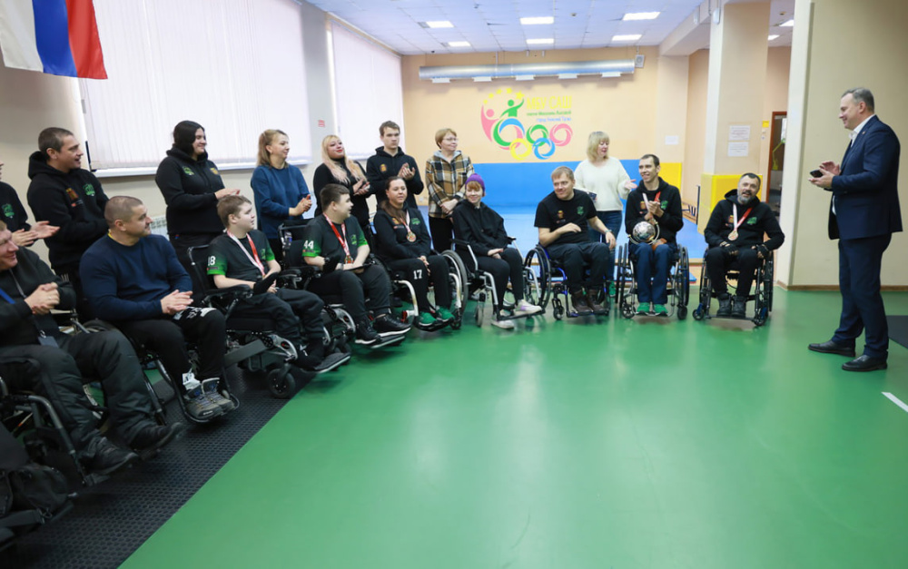Нижний Тагил гордится первыми чемпионами России по футболу на электроколясках — планы на суперкубок | Чемпионы России по футболу на электроколясках из Нижнего Тагила встретились с главой города