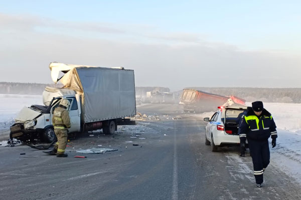 Из-за серьезного ДТП на 78 км федеральной автодороги  "Екатеринбург - Тюмень" полностью перекрыто движение