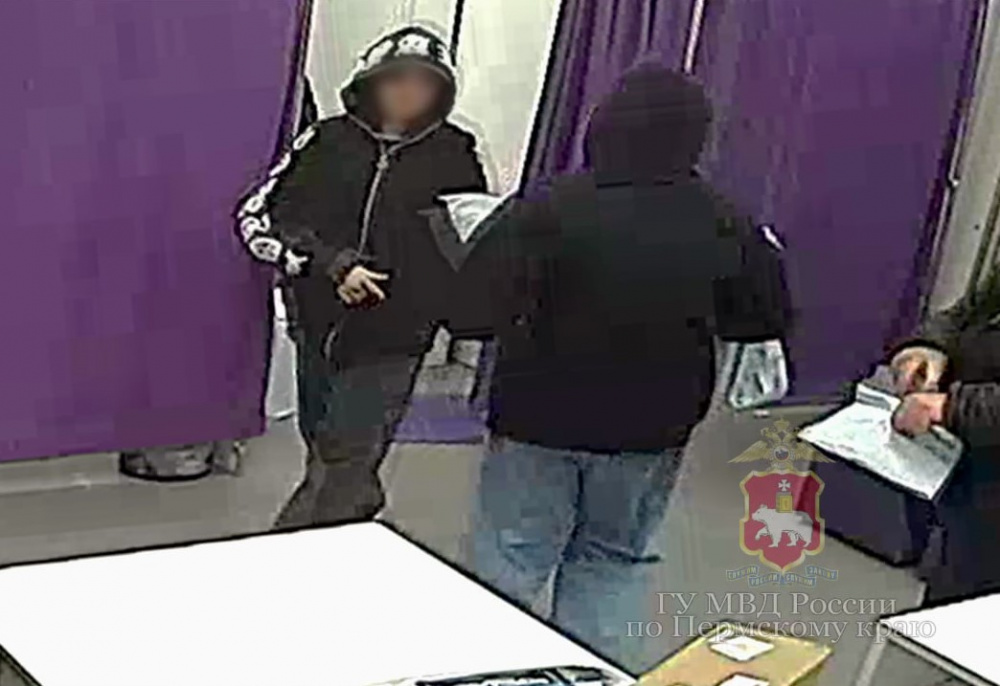 Подменили кроссовки — две школьницы обокрали пункт выдачи в Прикамье  | В Прикамье две школьницы обокрали пункт выдачи товаров 